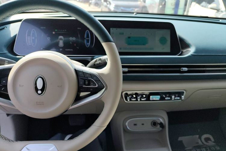 Used ORA Good Cat 2023 401 km Standard Range Luxury Version Lithium Iron Phosphate Interior 3