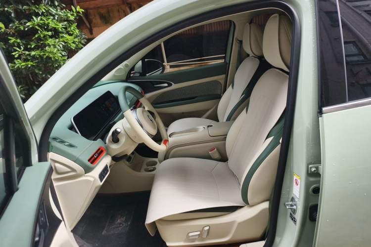 Used ORA Good Cat 2023 401 km Standard Range Luxury Version Lithium Iron Phosphate Left Front Seat
