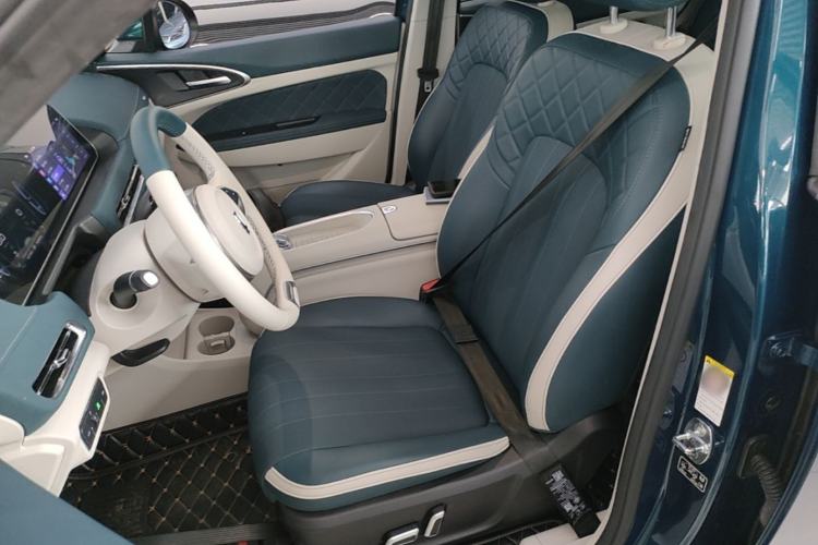 Used ORA Good Cat 2023 401 km Standard Range Premium Version Lithium Iron Phosphate Left Front Seat