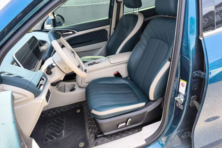 Used ORA Good Cat 2023 401 km Standard Range Comfort Version Lithium Iron Phosphate Left Front Seat