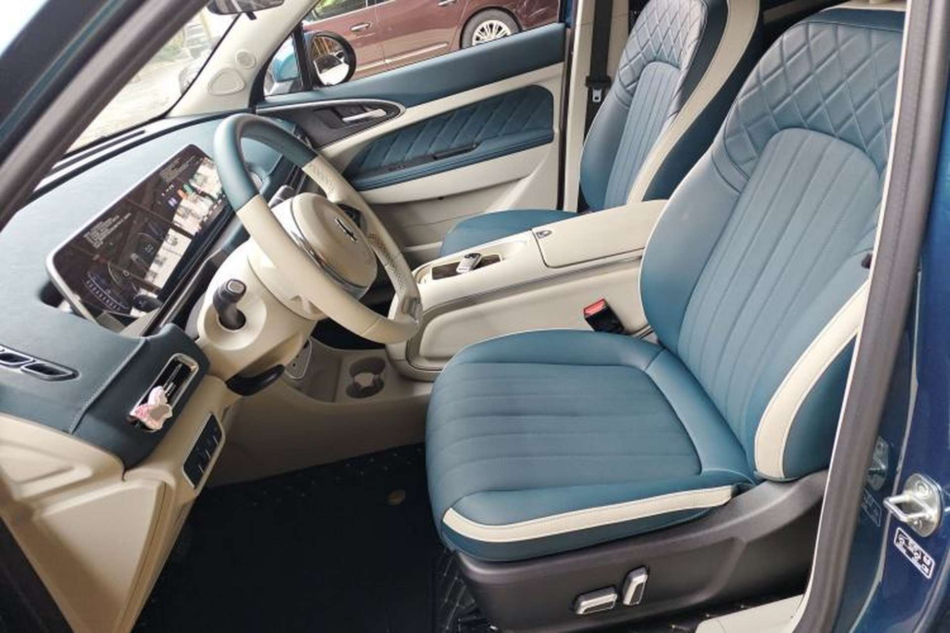 Used ORA Good Cat 2023 401 km Standard Range Luxury Version Lithium Iron Phosphate Left Front Seat