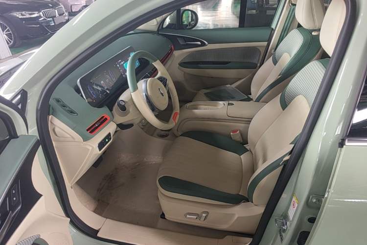 Used ORA Good Cat 2023 401 km Standard Range Luxury Version Lithium Iron Phosphate Left Front Seat