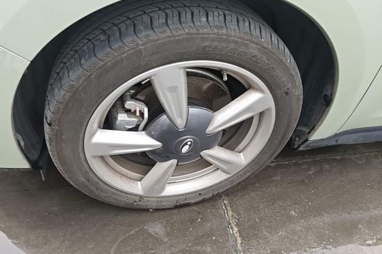 Used ORA Good Cat 2023 401 km Standard Range Luxury Version Lithium Iron Phosphate Left Front Wheel Hub