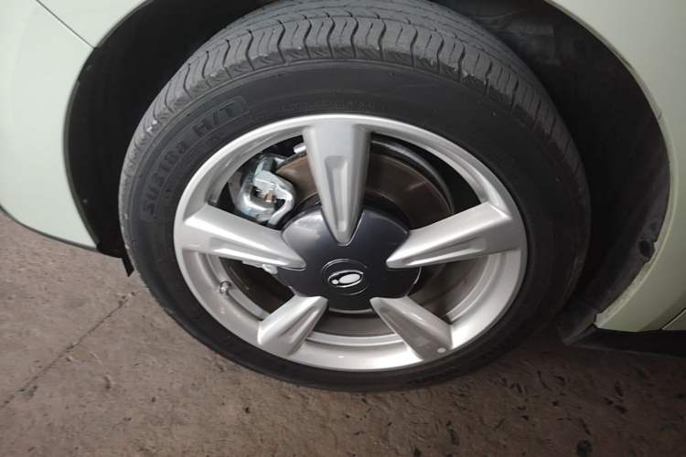 Used ORA Good Cat 2023 401 km Standard Range Luxury Version Lithium Iron Phosphate Left Front Wheel Hub