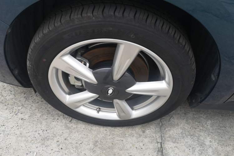 Used ORA Good Cat 2023 401 km Standard Range Luxury Version Lithium Iron Phosphate Left Front Wheel Hub
