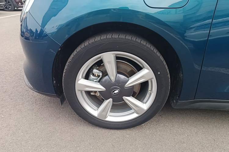 Used ORA Good Cat 2023 401 km Standard Range Luxury Version Lithium Iron Phosphate Left Front Wheel Hub