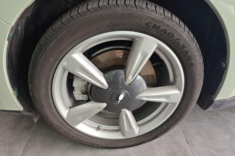 Used ORA Good Cat 2023 401 km Standard Range Luxury Version Lithium Iron Phosphate Left Front Wheel Hub