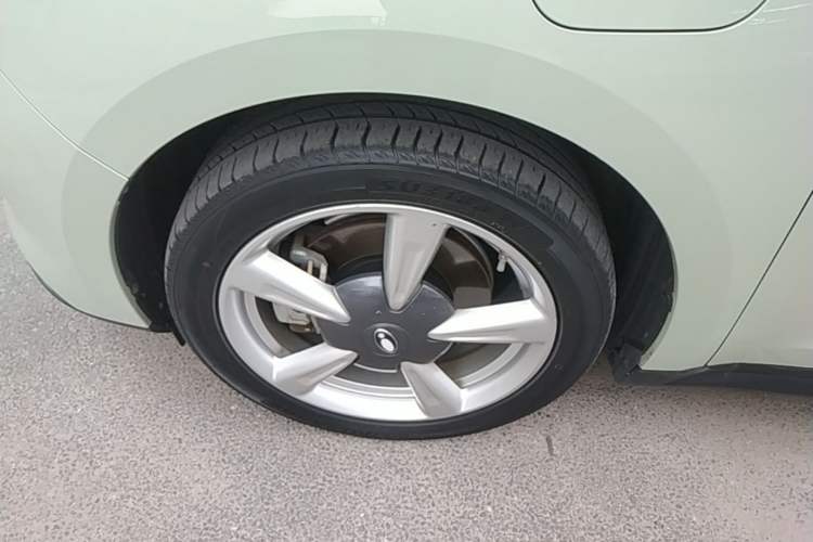 Used ORA Good Cat 2023 401 km Standard Range Luxury Version Lithium Iron Phosphate Left Front Wheel Hub