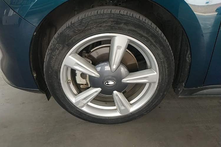 Used ORA Good Cat 2023 401 km Standard Range Premium Version Lithium Iron Phosphate Left Front Wheel Hub