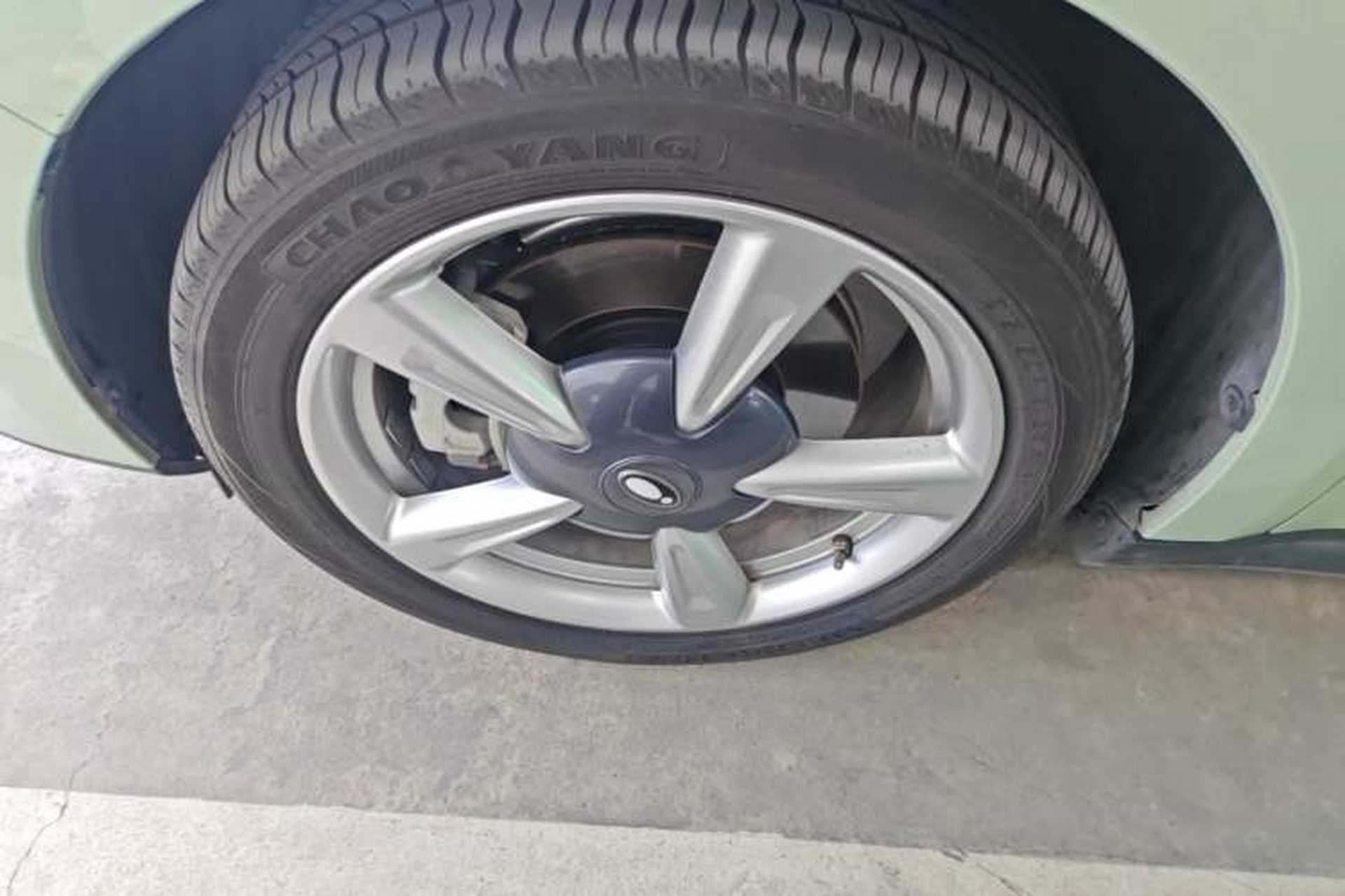 Used ORA Good Cat 2023 401 km Standard Range Premium Version Lithium Iron Phosphate Left Front Wheel Hub