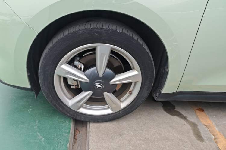 Used ORA Good Cat 2023 401 km Standard Range Premium Version Lithium Iron Phosphate Left Front Wheel Hub