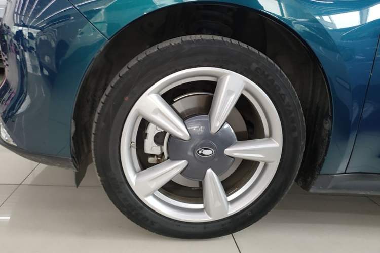 Used ORA Good Cat 2023 401 km Standard Range Premium Version Lithium Iron Phosphate Left Front Wheel Hub
