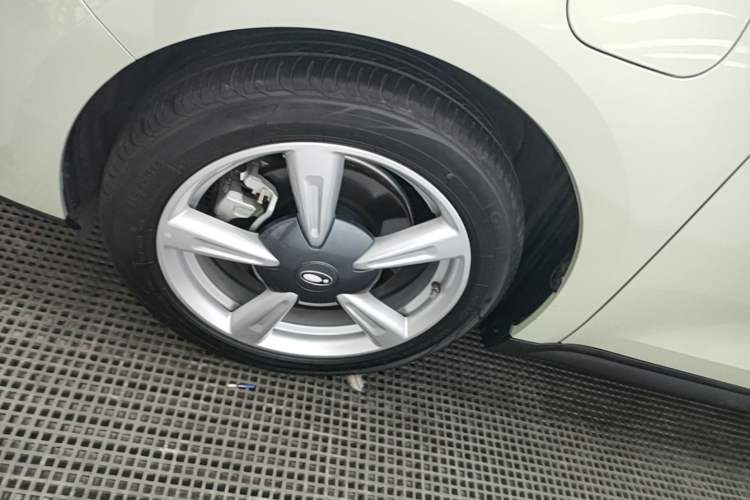 Used ORA Good Cat 2023 401 km Standard Range Premium Version Lithium Iron Phosphate Left Front Wheel Hub