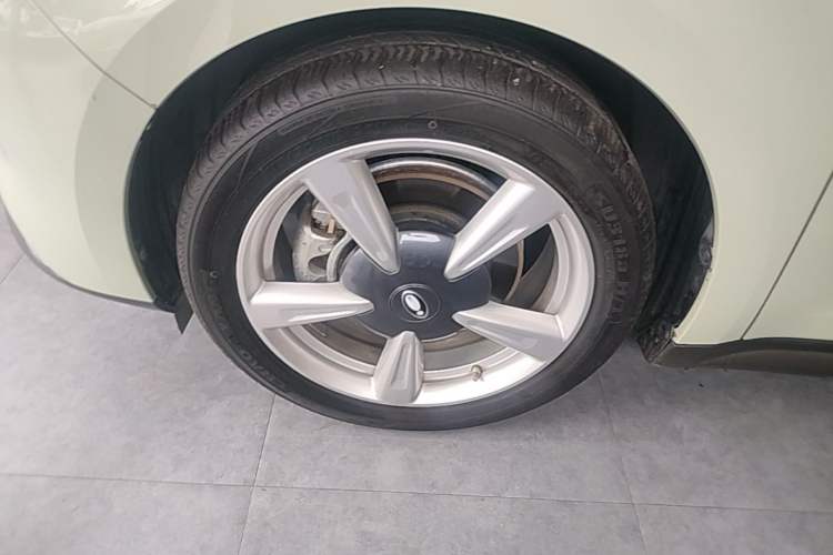 Used ORA Good Cat 2023 401 km Standard Range Prestige Version Lithium Iron Phosphate Left Front Wheel Hub