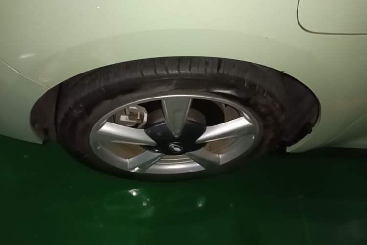 Used ORA Good Cat 2023 401 km Standard Range Premium Version Lithium Iron Phosphate Left Front Wheel Hub