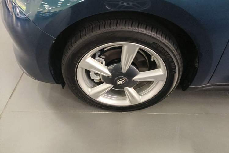Used ORA Good Cat 2023 401 km Standard Range Premium Version Lithium Iron Phosphate Left Front Wheel Hub