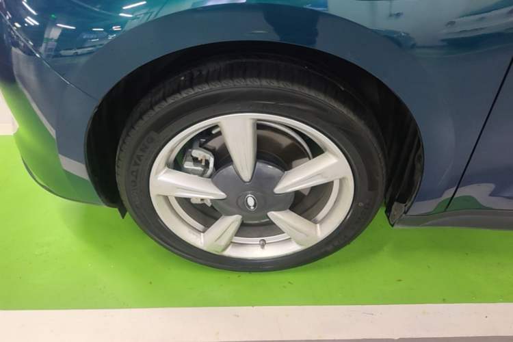 Used ORA Good Cat 2023 401 km Standard Range Luxury Version Lithium Iron Phosphate Left Front Wheel Hub