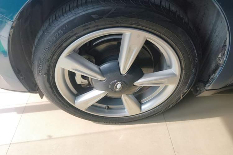 Used ORA Good Cat 2023 401 km Standard Range Luxury Version Lithium Iron Phosphate Left Front Wheel Hub