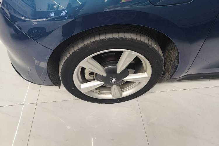 Used ORA Good Cat 2023 401 km Standard Range Luxury Version Lithium Iron Phosphate Left Front Wheel Hub