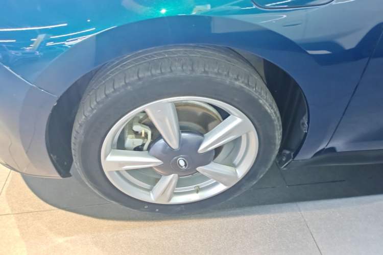 Used ORA Good Cat 2023 401 km Standard Range Luxury Version Lithium Iron Phosphate Left Front Wheel Hub