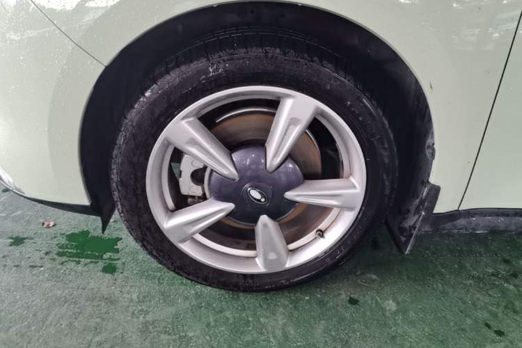 Used ORA Good Cat 2023 401 km Standard Range Luxury Version Lithium Iron Phosphate Left Front Wheel Hub