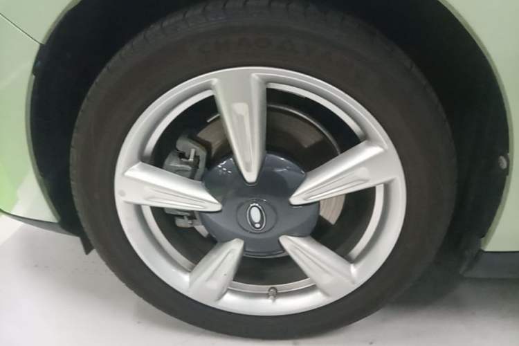 Used ORA Good Cat 2023 401 km Standard Range Luxury Version Lithium Iron Phosphate Left Front Wheel Hub
