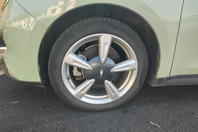 Used ORA Good Cat 2023 401 km Standard Range Premium Trim Ternary Lithium Left Front Wheel Hub