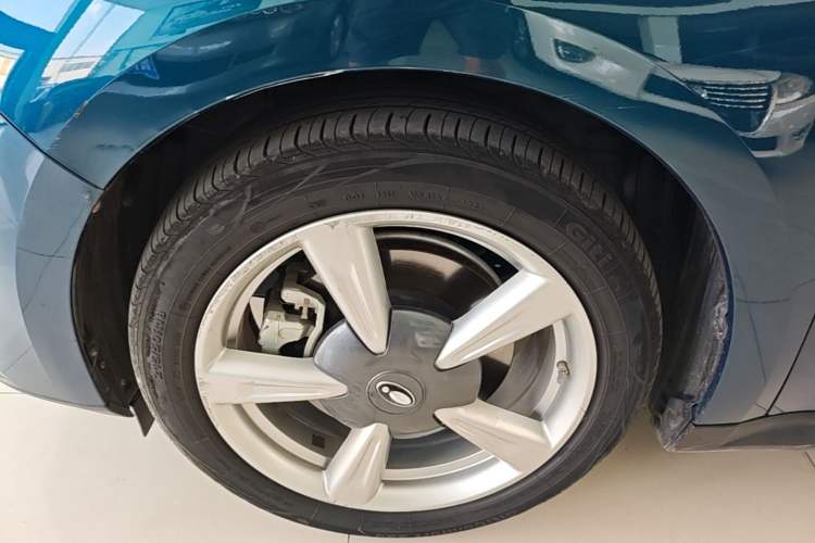 Used ORA Good Cat 2023 401 km Standard Range Premium Version Lithium Iron Phosphate Left Front Wheel Hub