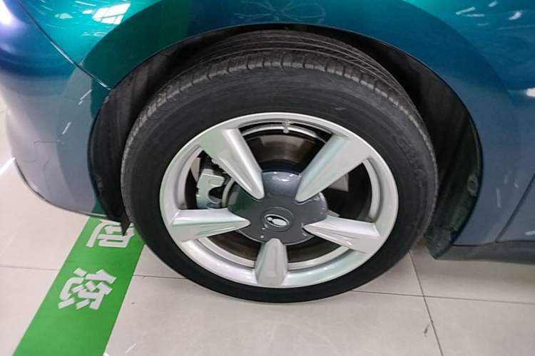 Used ORA Good Cat 2023 401 km Standard Range Luxury Version Lithium Iron Phosphate Left Front Wheel Hub