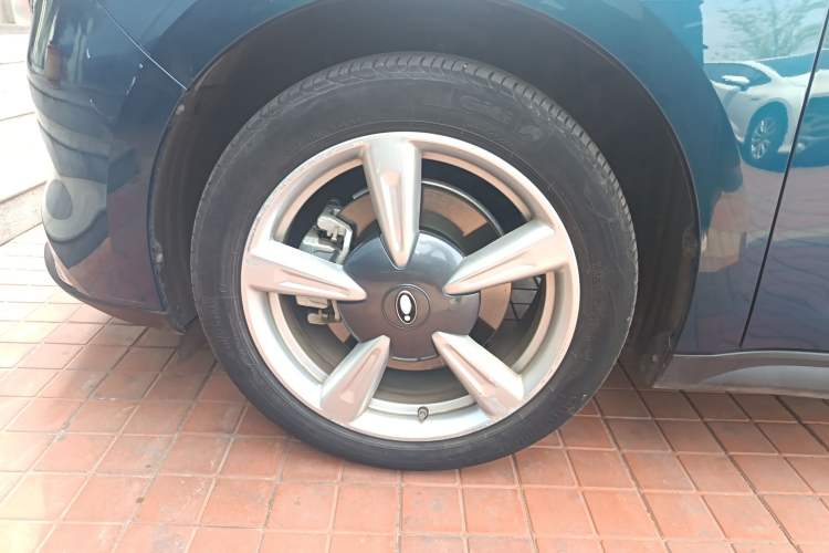 Used ORA Good Cat 2023 401 km Standard Range Luxury Version Lithium Iron Phosphate Left Front Wheel Hub