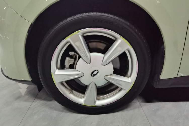 Used ORA Good Cat 2023 401 km Standard Range Luxury Version Lithium Iron Phosphate Left Front Wheel Hub