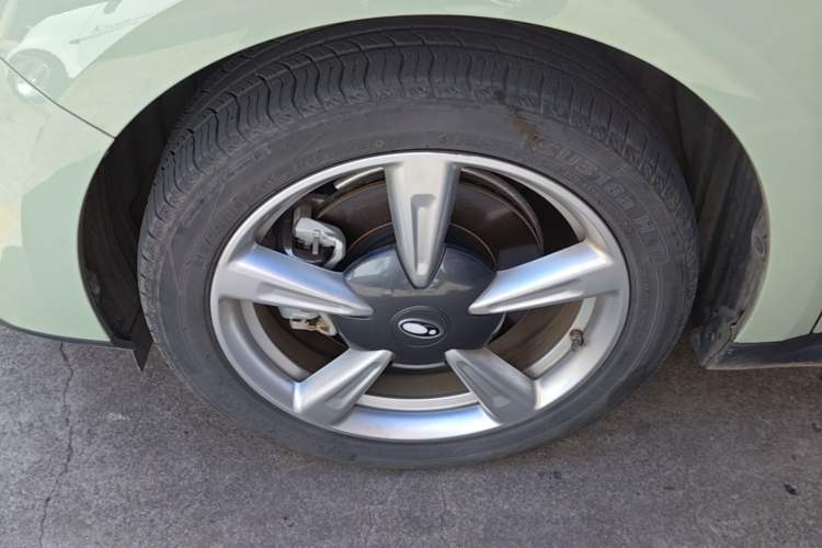 Used ORA Good Cat 2023 401 km Standard Range Luxury Version Lithium Iron Phosphate Left Front Wheel Hub