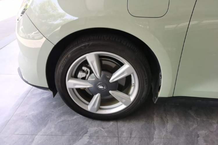Used ORA Good Cat 2023 401 km Standard Range Luxury Version Lithium Iron Phosphate Left Front Wheel Hub