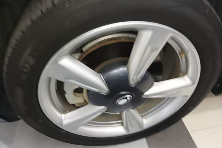 Used ORA Good Cat 2023 401 km Standard Range Luxury Version Lithium Iron Phosphate Left Front Wheel Hub