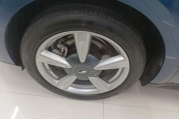 Used ORA Good Cat 2023 401 km Standard Range Luxury Version Lithium Iron Phosphate Left Front Wheel Hub