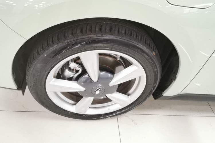 Used ORA Good Cat 2023 401 km Standard Range Luxury Version Lithium Iron Phosphate Left Front Wheel Hub