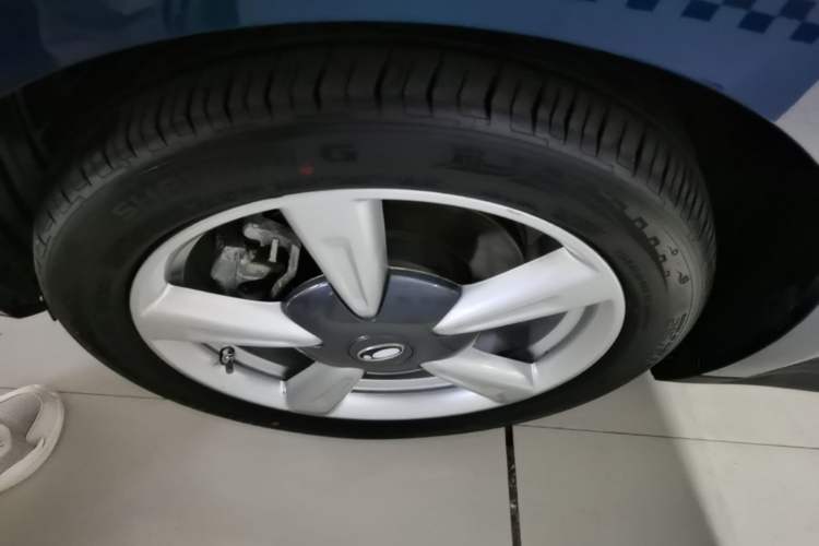 Used ORA Good Cat 2023 401 km Standard Range Luxury Version Lithium Iron Phosphate Left Front Wheel Hub