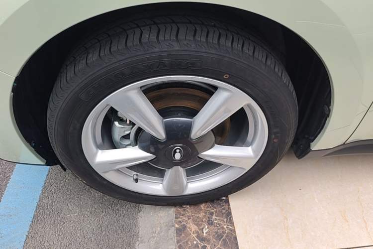 Used ORA Good Cat 2023 401 km Standard Range Luxury Version Lithium Iron Phosphate Left Front Wheel Hub