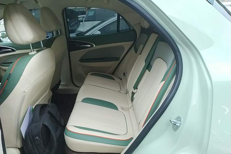 Used ORA Good Cat 2023 401 km Standard Range Luxury Version Lithium Iron Phosphate Left Rear Seat