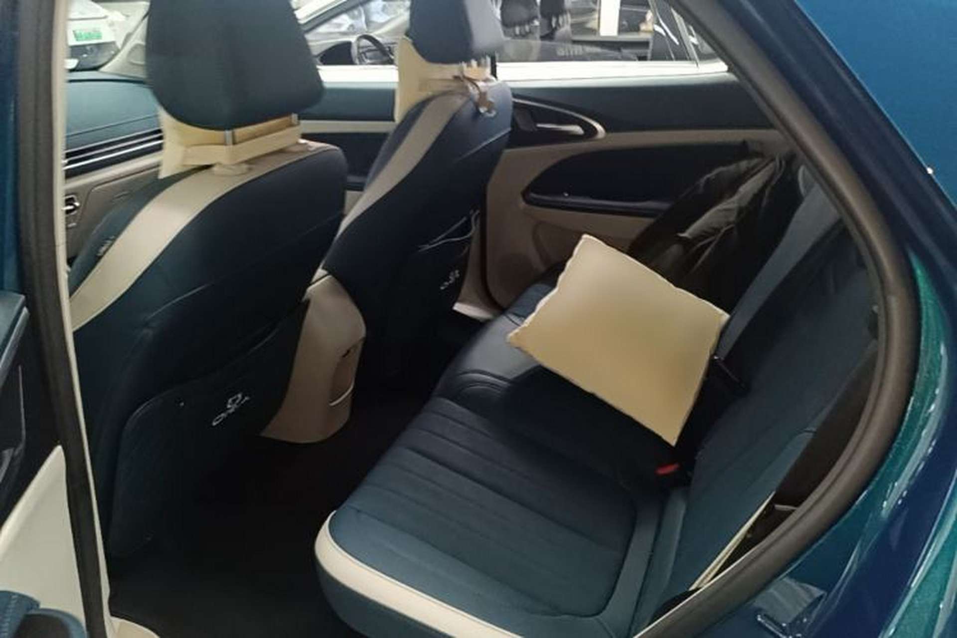 Used ORA Good Cat 2023 401 km Standard Range Luxury Version Lithium Iron Phosphate Left Rear Seat