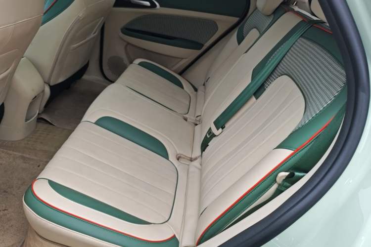 Used ORA Good Cat 2023 401 km Standard Range Premium Version Lithium Iron Phosphate Left Rear Seat