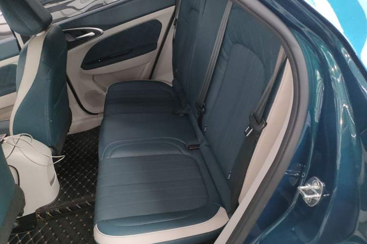 Used ORA Good Cat 2023 401 km Standard Range Premium Version Lithium Iron Phosphate Left Rear Seat