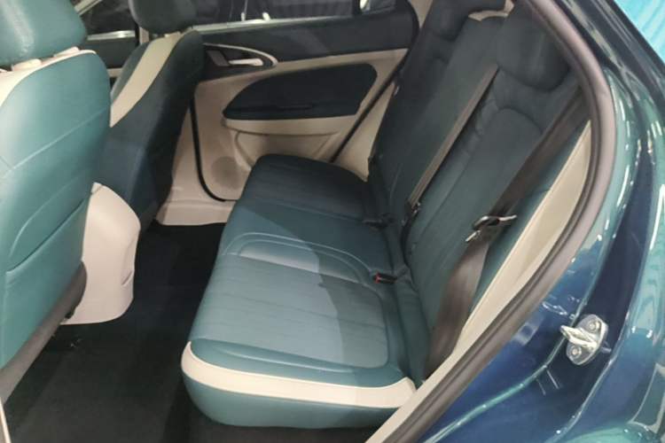 Used ORA Good Cat 2023 401 km Standard Range Premium Version Lithium Iron Phosphate Left Rear Seat