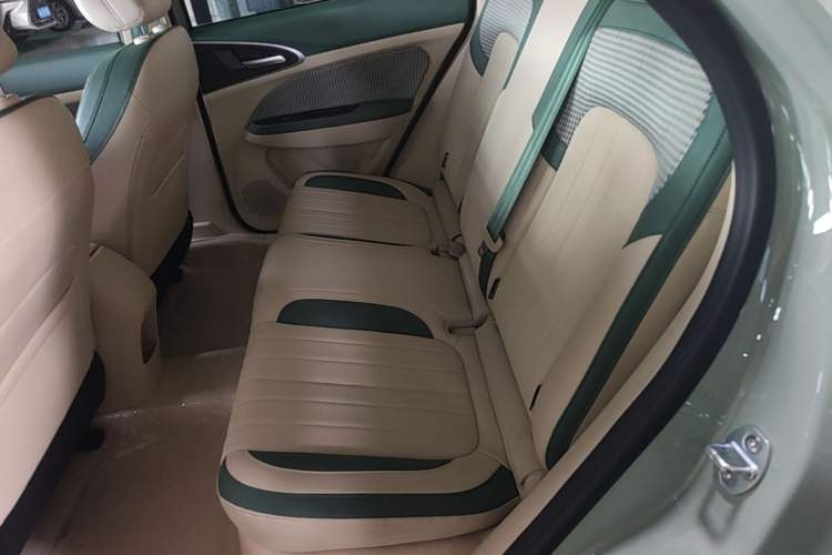 Used ORA Good Cat 2023 401 km Standard Range Luxury Version Lithium Iron Phosphate Left Rear Seat