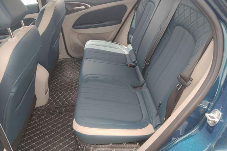 Used ORA Good Cat 2023 401 km Standard Range Luxury Version Lithium Iron Phosphate Left Rear Seat