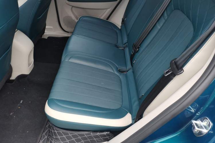 Used ORA Good Cat 2023 401 km Standard Range Premium Version Lithium Iron Phosphate Left Rear Seat