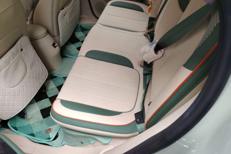 Used ORA Good Cat 2023 401 km Standard Range Premium Version Lithium Iron Phosphate Left Rear Seat