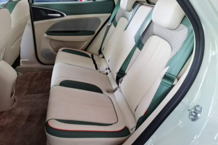 Used ORA Good Cat 2023 401 km Standard Range Luxury Version Lithium Iron Phosphate Left Rear Seat