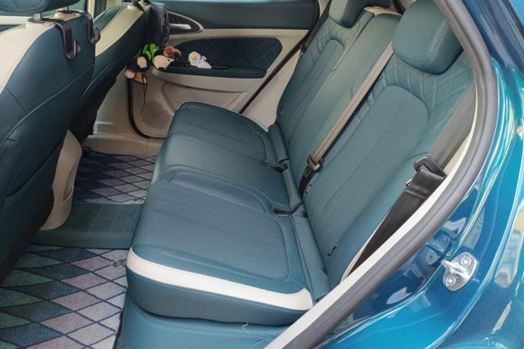 Used ORA Good Cat 2023 401 km Standard Range Premium Version Lithium Iron Phosphate Left Rear Seat