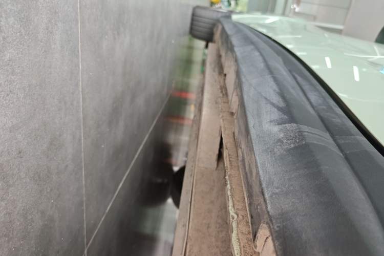 Used ORA Good Cat 2023 401 km Standard Range Luxury Version Lithium Iron Phosphate Left Side Sill